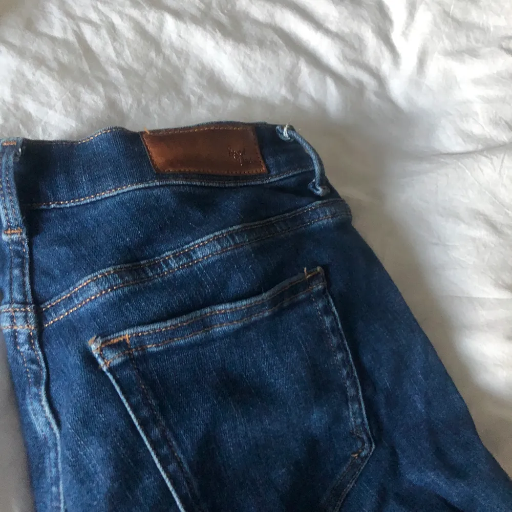 Super fina mörkblå bootcut jeans med slitning för knäna ifrån never denim. Storleken är xs men passar mig med s. Jag är 160cm lång passar mig perfekt. . Jeans & Byxor.