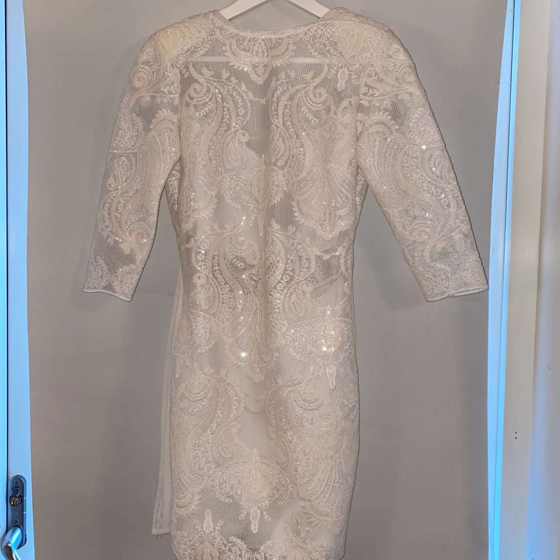 En detaljerad vacker öppenrygg klänning till salu (oanvänd)