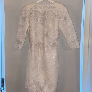 En detaljerad vacker öppenrygg klänning till salu (oanvänd) - Färg: Vit. Säljer min fin och elegant klänning som är oanvänd! 
