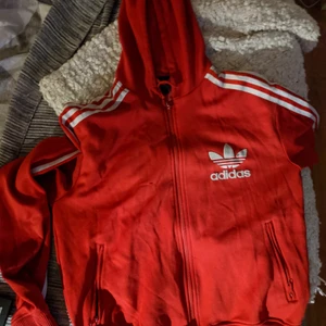 Vintage adidas - Gamla loggan as cool adidas zip, vart i min ägo sen 90 talet 😍🙃 hel o jätte fin i färgen, en liten maska på bröstet som lätt fixas ( jag har vart för lat bara) 