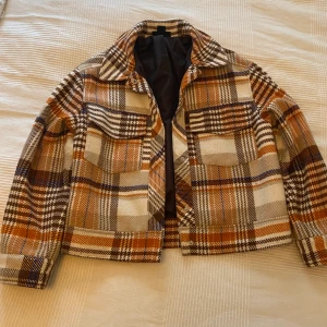 Jacka från Monki - Säljer denna superfina jacka från Monki i storlek XS. Den är dock relativt stor så fungerar även som S. Är i väldigt bra skick då den bara använts ett fåtal gånger. Nypris 700 kr. 