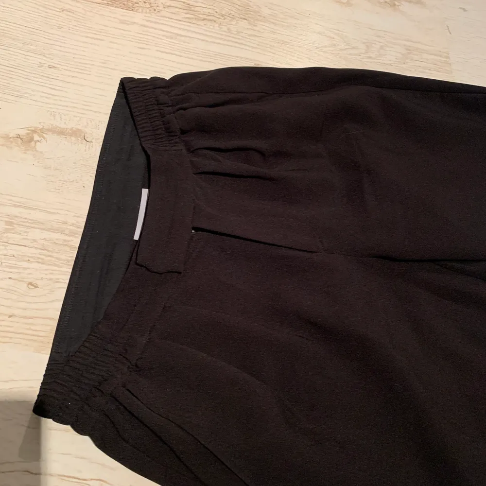 Svarta kostymbyxor från Carlings, använda ca 3-4 gånger. Dom är lite oversized så passar M också. Jeans & Byxor.