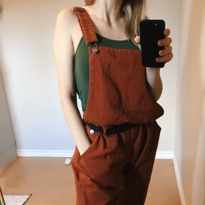 Hängselbyxor  - Hängselbyxor i brun jeans från monki i storlek M. Jag har vanligtvis S, så dessa passar även om man vill ha lite baggy.  (Linnet är också for sale, 10 kr + frakten) 