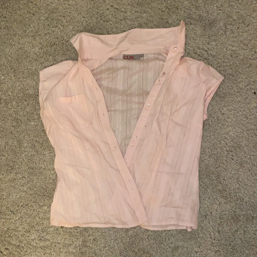 Rosa skjorta som är asfin att knyta! Köpt second hand💖 frakt-44kr. Skjortor.