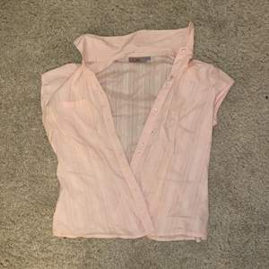 Rosa skjorta som är asfin att knyta! Köpt second hand💖 frakt-44kr