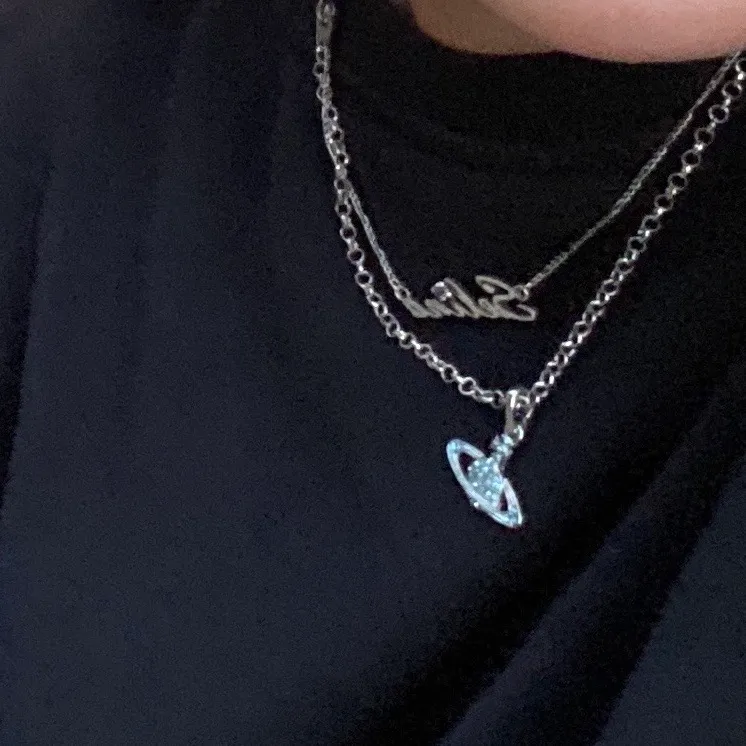 Säljer min fina Vivienne Westwood orb halsband med blåa strass. Kedjan har dock rostat lite annars i fint skick!!💜Pris kan dsikuteras,  frakt inkluderad🦋 SÅLD!. Accessoarer.