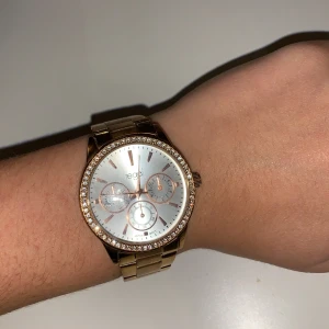 Regal klocka - Säljer en snygg regalklocka! Den är i roséguld (ej äkta) och har fina ”diamanter” som är runt själva klockan. Den går inte just nu men tror att det bara är en fråga om batteri.