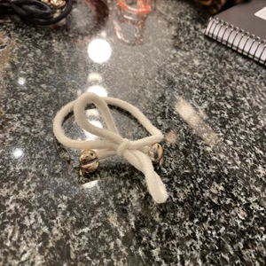 Armband\hårsnodd - Vit hårsnodd som funkar som ett armband med😍