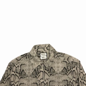 Hm X Eytys  - Säljer en skjorta från Hm och Eytys collab som släpptes för cirka två år sedan                                                                   -Perfekt skick, inga flaws!                                    -Från 2018.                                                           -Storlek XXS unisex men fits S.                                                -Kan mötas i Malmö eller frakta!                               Det är bara att skriva om du undrar något, läs gärna bio innan dock!! 🌱🌎✌🏻
