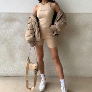 Pufferjacka - Pufferjacka från Princess polly, orginalpris ca 1000. I storlek M/L, true to size. Köpt för en månad sedan ungefär men inte min stil riktigt. Mer lik i färgen på bild 2. Pm för egna bilder! Frakt 63kr