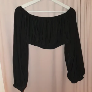Crop top  - Ctopped top från Nyl by Nelly. Oanvänd med lapp kvar, säljes pga för kort
