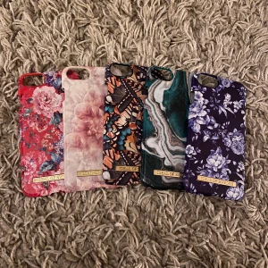 Ideal of sweden skal - Fem stycket jätte fina skal från ideal of sweden, alla är i bra skick och inga skrapor på några av dem, förutom de med fjärilar på som är sönder lite i det vänstra hörnet❤️ säljer dem för 50kr styck❤️ iPhone 7-8