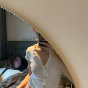 Omsydd ralph lauren t-shit - Fin t-shirt med knappar och färg glada sömmar. Köparen står för frakten. Passar från xs-m beror på hur man vill att den ska sitta. 