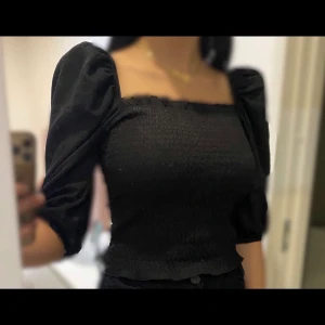 Svart tröja - En svart stretchig tröja med puff ärmar, säljer för 80kr, använt 1 gång