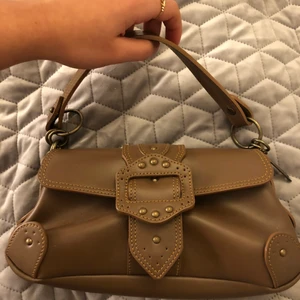 Äkta läder väska - En brun/beige Baugettebag med äkta läder! Jätte fin & elegant men har aldrig fått till användning. (Helt oanvänd) Köptes för 400 på secondhand men säljs för 200kr!! Frakt 66kr