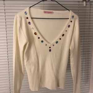 FIN TRÖJA - Så fin tröja med broderade stenar! Frakt tillkommer!💕