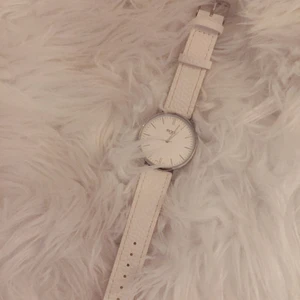 Klocka - En klocka med vitt fakeläderband och vit urtavla. I fint skick och fungerande batteri. Köpare står för frakt på 11kr. ✨