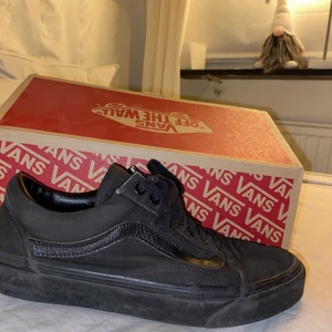 Vans sneakers - Helsvarta old school vans. Använda ett fåtal gånger och är i fint skick. Märkena som syns på bilden framhävdes med blixten men är inget man tänker på i verkligheten. 300kr+ frakt