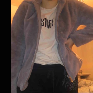  - Pälsjacka grå, storlek 38. Sömen har gått upp på insidan av jackan men inget som syns på utsidan av jackan. Varm och jätte mysig luva till.