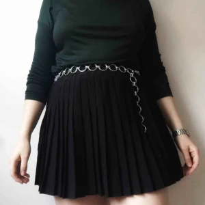  - Plisserad kjol. Finns mikroskopiskt hål vid sidosömmen, se bild 3. +42 för frakt eller upphämtning i Stockholm.