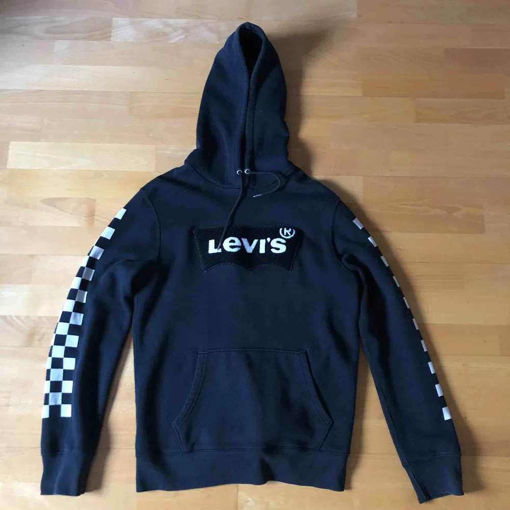 Levi’s hoodie med mjukt tryck och vita rutor på armarna. I storlek M och i bra skick. Pris kan bli lägre vid snabb och smidig affär.. Hoodies.
