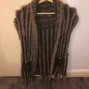  - Jätte fin pälsväst med äkta kaninpäls, använd ett par gånger därav i mycket bra skick. Saknas dock några pälstoffsar ner till därav det billiga priset. 