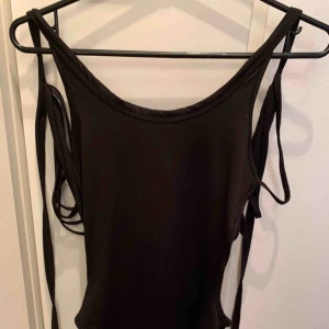  - Tunn fin baddräkt i passform med snygg snörning i rygg!