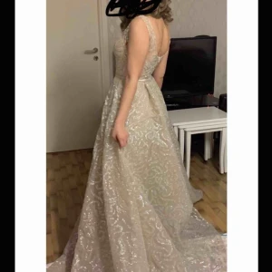  - Säljer min klänning som jag tog på mig under min förlovning, dvs använd bara en gång och säljer den för att den tar för mycket plats i garderoben. Storleken är 36 och den har sin ”paket” kvar. 