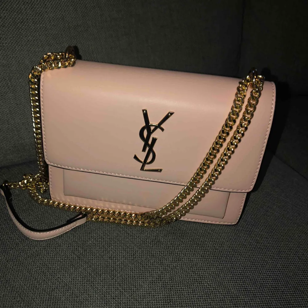 HELT NY A kopia YSL väska ljusrosa!  Säljes pga har en liknande i samma färg.   guldkedja och guldmärke, magnetknäppe och många användbara fack i väskan♥️  OBS NYPRIS 599kr. Väskor.