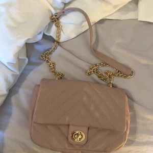  - Ljusrosa väska med guldkedja. Oanvänd. Köparen står för frakt💕