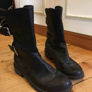  - Snygga stövlar med spännen. Liten klack. Sparsamt använda.