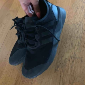  - Svarta äkta adidas skor strl 38, vet ej vad modell heter. Köparen står för frakt