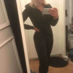  - Svart mjukis sett från Cubus i storlek s på byxa och tröja. Säljer för att de inte kommer till användning, bra skick 🥰 120kr för båda delarna 