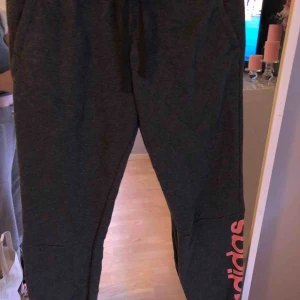  - Använda, men i okej skick Äkta såklart köpt från zalando Hämtas i Söråker eller står köparen för frakten  Har swish 