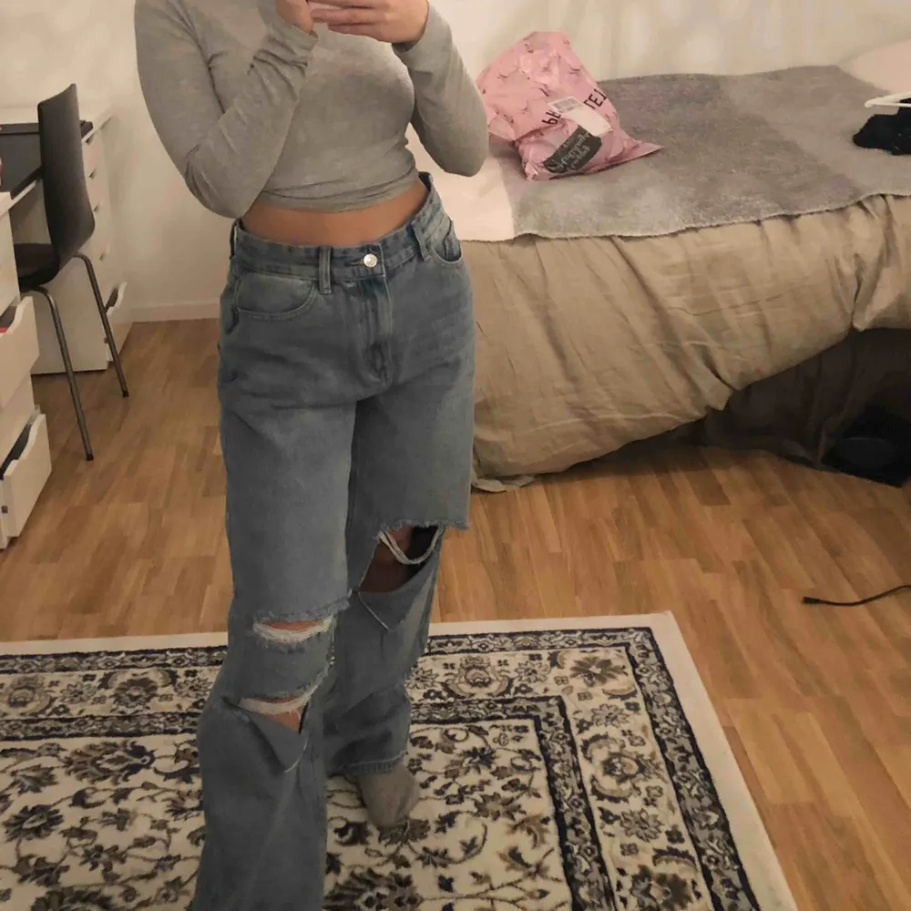 Sjukt snygga jeans från PrettyLittleThing. Beställde tyvärr hem fel storlek & hoppas på att de kan klä någon annan bättre. 🥰. Jeans & Byxor.