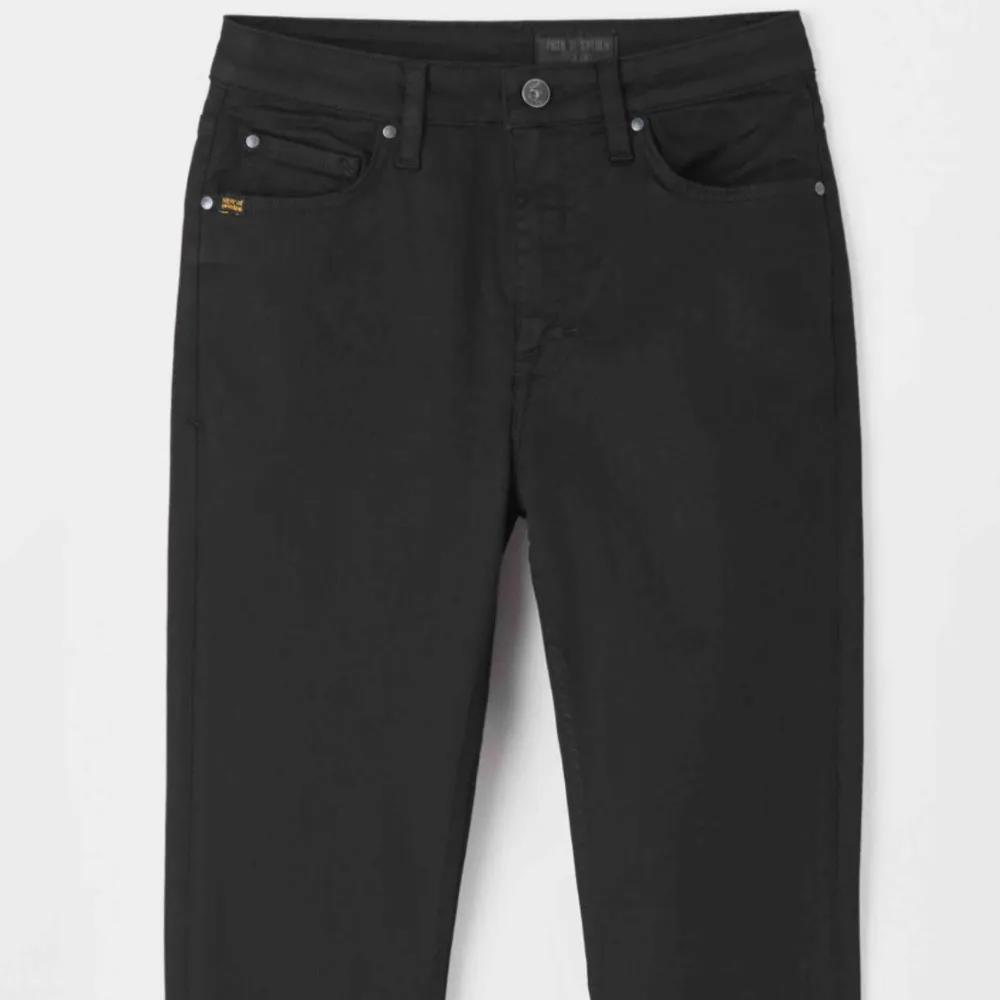 Säljer oanvända svarta tiger of sweden jeans i modellen Shelly. Köpta på boozt.com innan jul.  Endast provade. . Jeans & Byxor.