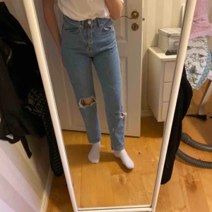  - Jättefina momjeans från Ginatricot. Säljer pga att de numera är för små. Är i superfint skick! Köparen står för frakten:)