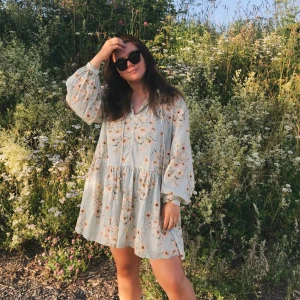  - Klänning i tunt och skönt material. Använd fåtal gånger i somras. Frakt tillkommer. 