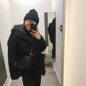  - Crossbodybag, använd fåtal gånger - väldigt fint skick! Lagomt storlek som rymmer mycket. Frakt tillkommer.