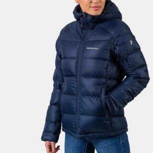  - Superfin jacka från PEAK. Använd en vinter, alltså i mycket fint skick. Köparen står för frakten 🌸