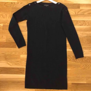  - Lång tröja ☃️ *Märke: Petit Bateau *Storlek: S(det står strl 14 år, men passar som en S) * Använd 1 gång  *Nyskick *55% kashmir 45% cotton *Mycket mjukt och varmt material *Mörkblå *89 kr 🚫Djurfritt och rökfritt hem 📬Kan skickas mot fraktkostnad 