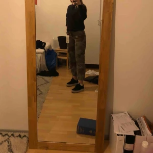  - Skitsnygga byxor i kamouflage från Zara 🤩 Säljer då jag flyttar och inte har plats för dem längre 😭   Frakt kostar + 63kr!