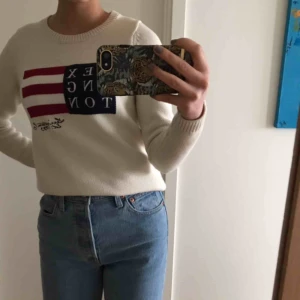  - En i princip oanvänd jättefin stickad tröja ifrån Lexington! Endast använd en gång så i nyskick, passar både Xs och S, säljes eftersom den aldrig kommer till användning😄 Köptes för 1 500kr och jag säljer för 900kr, frakt tillkommer eller mötas upp💕