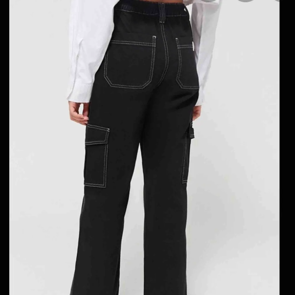 Ett par svarta bdg jeans köpta på Urban outfitters 2019 för ca 700kr. Byxorna har en relativt rak passform och vit söm. Säljer pga inte använda på ett tag.. Jeans & Byxor.