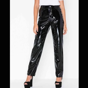  - Oanvända lackbyxor från Nelly stl S. Dom passar inte mig så därför tänkte jag sälja dom ☺️