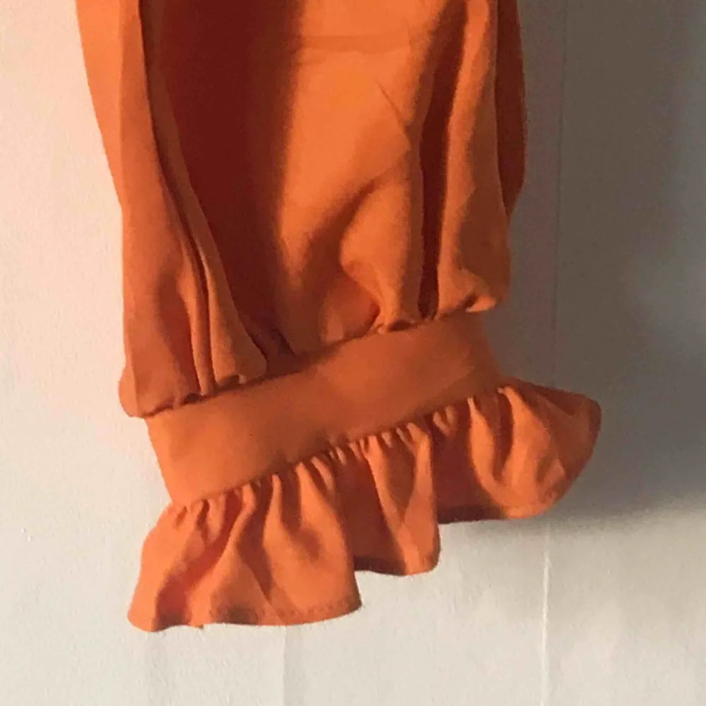 Superfin orange croppad blus köpt på Beyond Retro! Den är i väldigt fint skick, men den kommer tyvärr aldrig till använding. Kan postas (frakt tillkommer) alternativt mötas upp i Uppsala (Vaksala torg) eller i Stockholm (Älvsjö). . Blusar.