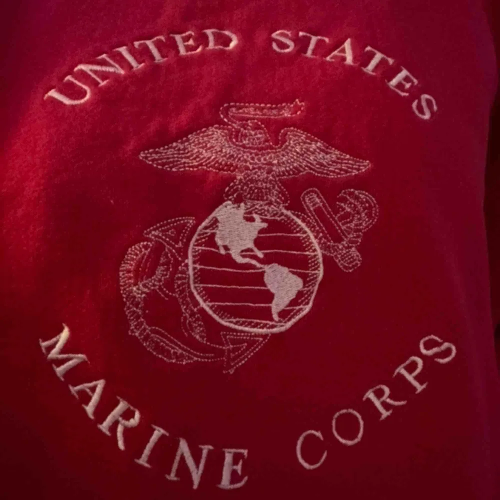Röd sweatshirt marine corps tröja med guldig brodyr. Äkta marin tröja som de i usa har på sig i militären. Pris kan diskuteras . Tröjor & Koftor.