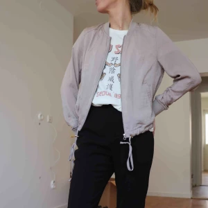  - Bomberjacka från h&m frakt tillkommer 50kr brev/ 63kr spårbart 