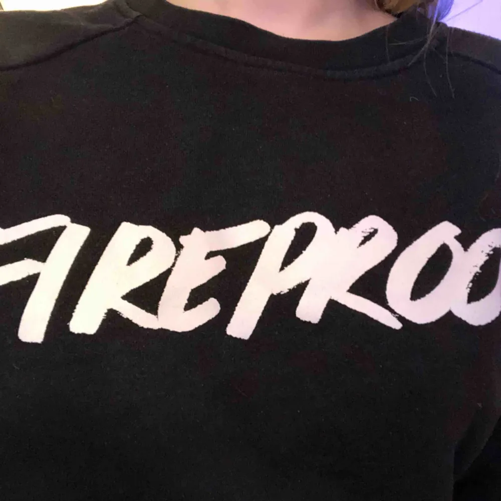 Troye Sivan merch med tryck ”fireproof” köpt på hans konsert 2017. Har en speciell plats i mitt hjärta men kommer inte till användning längre. 🥺❤️. Toppar.