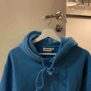  - Blå huvtröja från weekday! Sparsamt använd. Supermjuk och stor i storleken. 